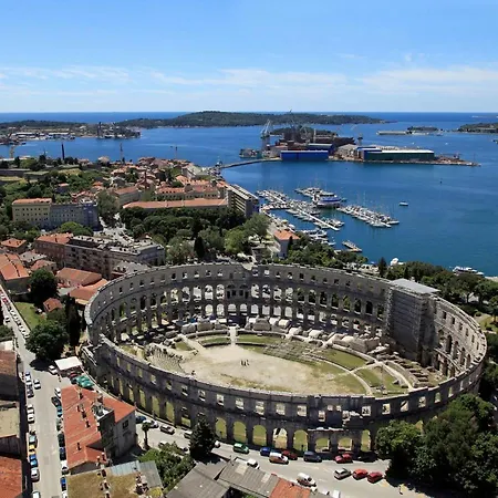 Apartment With A Parking Space - 20625 Pula