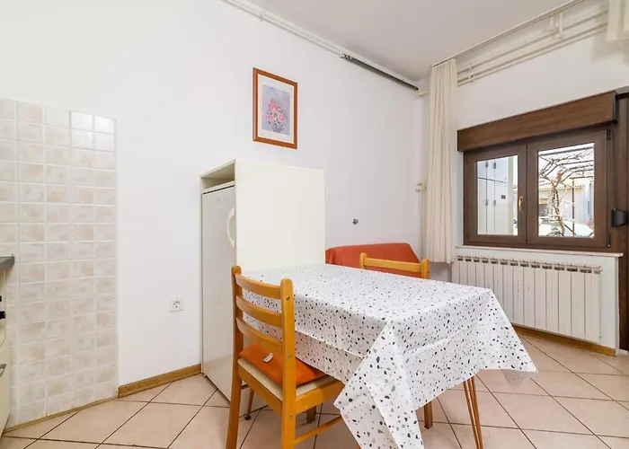 Apartman With Parking Spaces - 20625 Póla