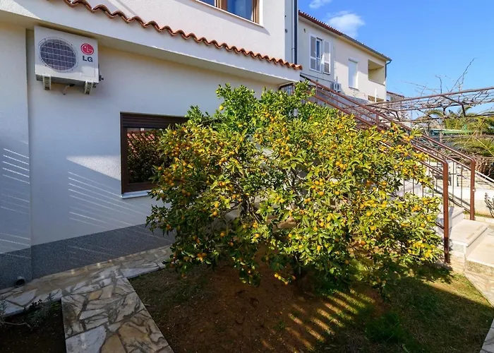 Apartman With Parking Spaces - 20625 Póla